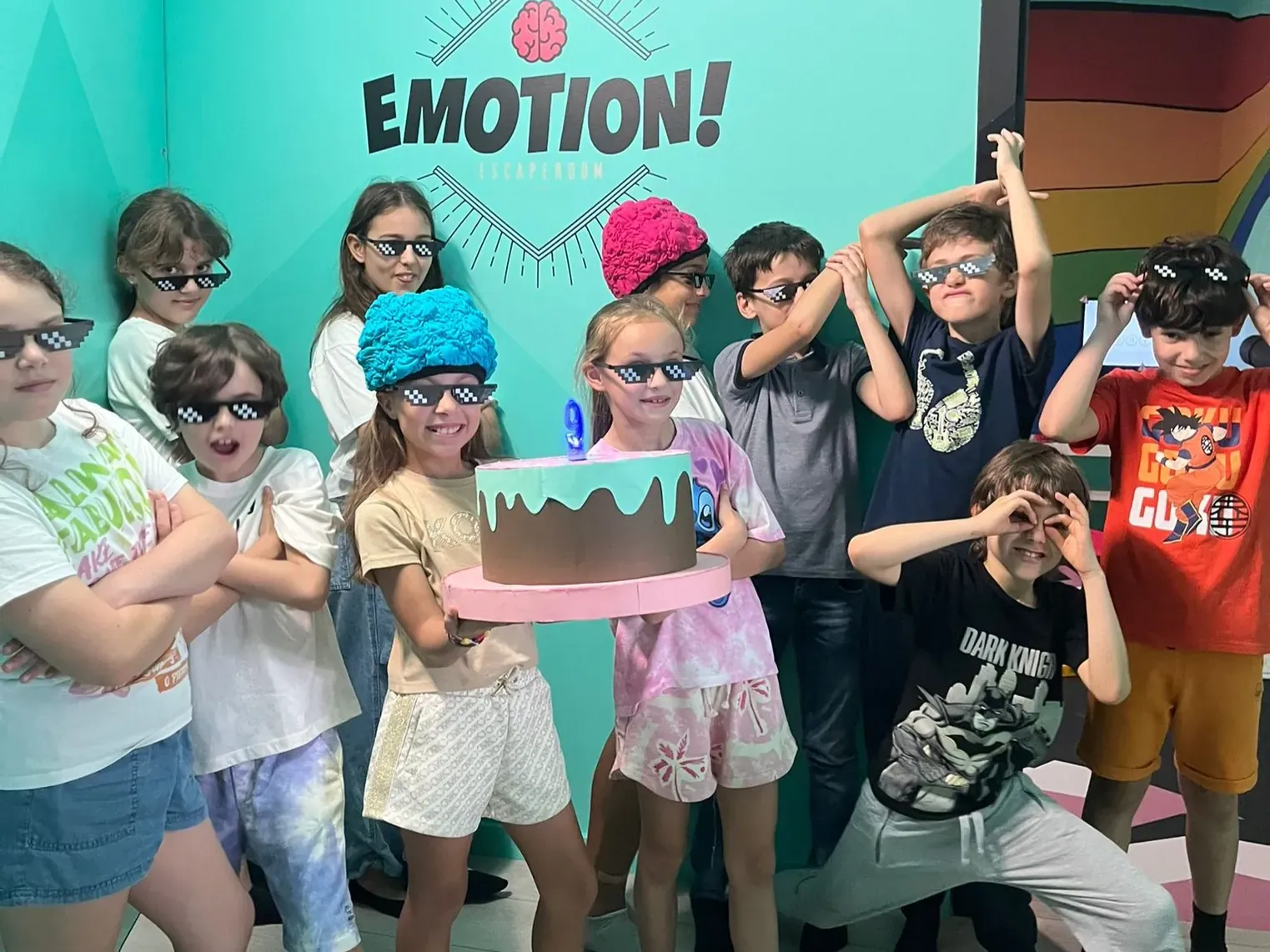 Grup de nens amb ulleres i pastís celebrant un aniversari a EMOTION! Escape Room