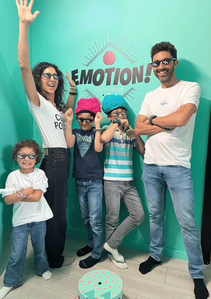 Familia jugando escape room