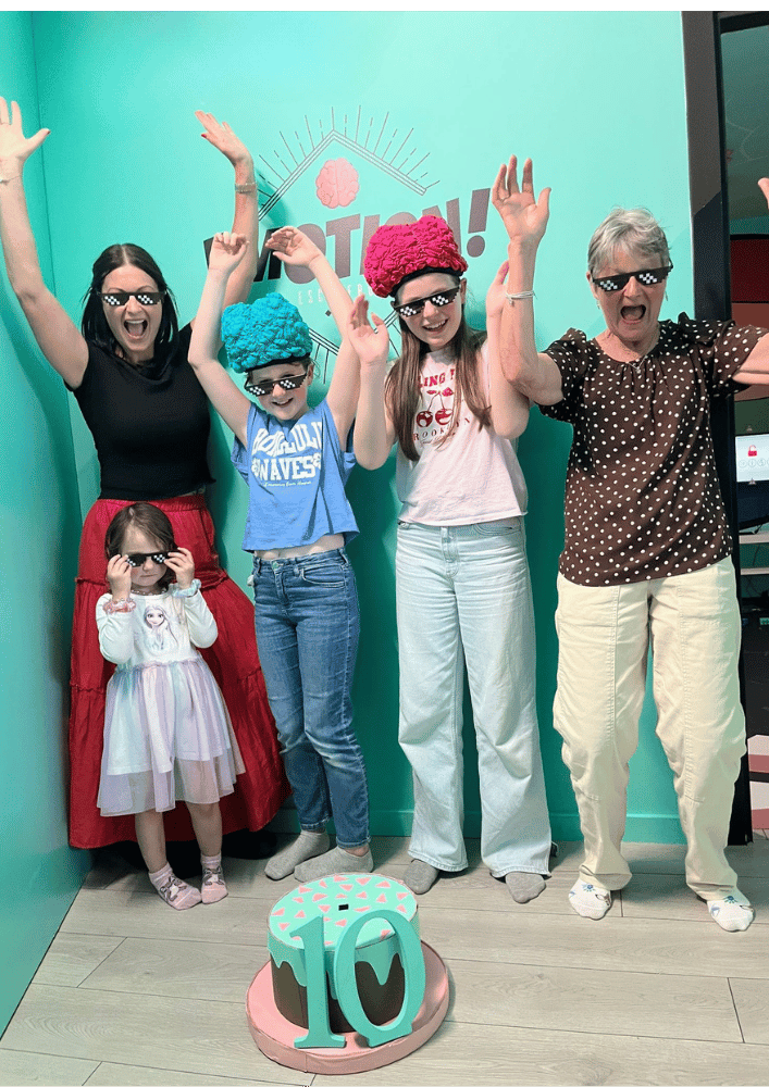 Abuelos jugando escape room