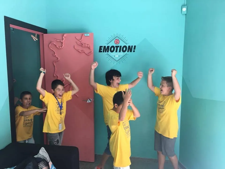 Grupo escolar en EMOTION!